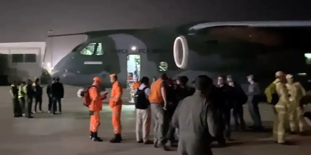 A aeronave decola da Base Aérea do Galeão, no Rio de Janeiro