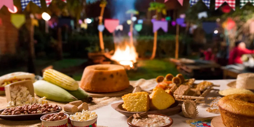Na parte de decoração, o espaço conta com uma ampla linha de produtos para personalizar a festa, como painéis temáticos, bandeirinhas, acessórios e até itens para fotos