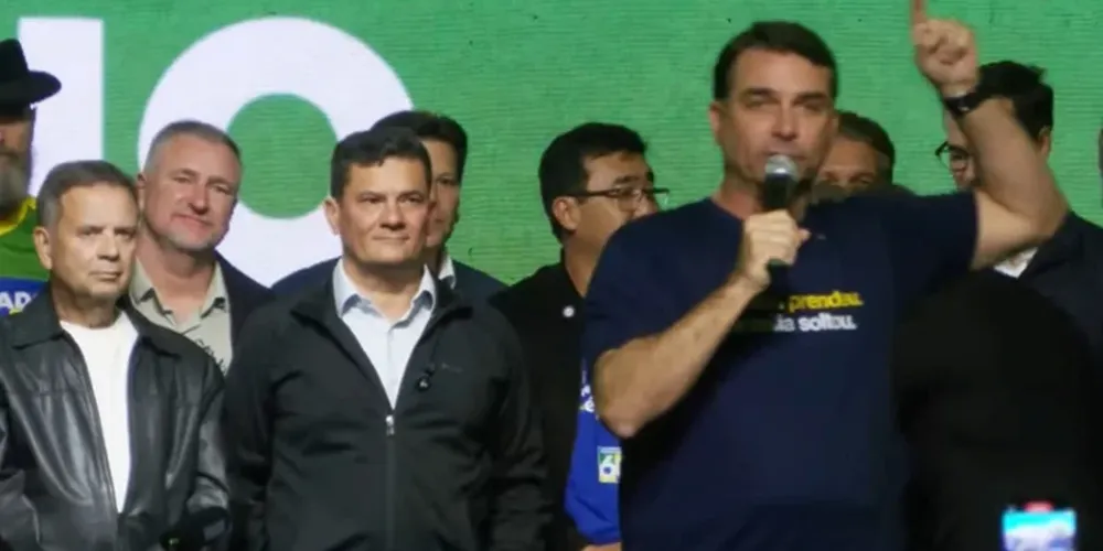 Para Flávio, o encontro serviu para o mandatário brasileiro “fazer lobby para o PCC e CV”
