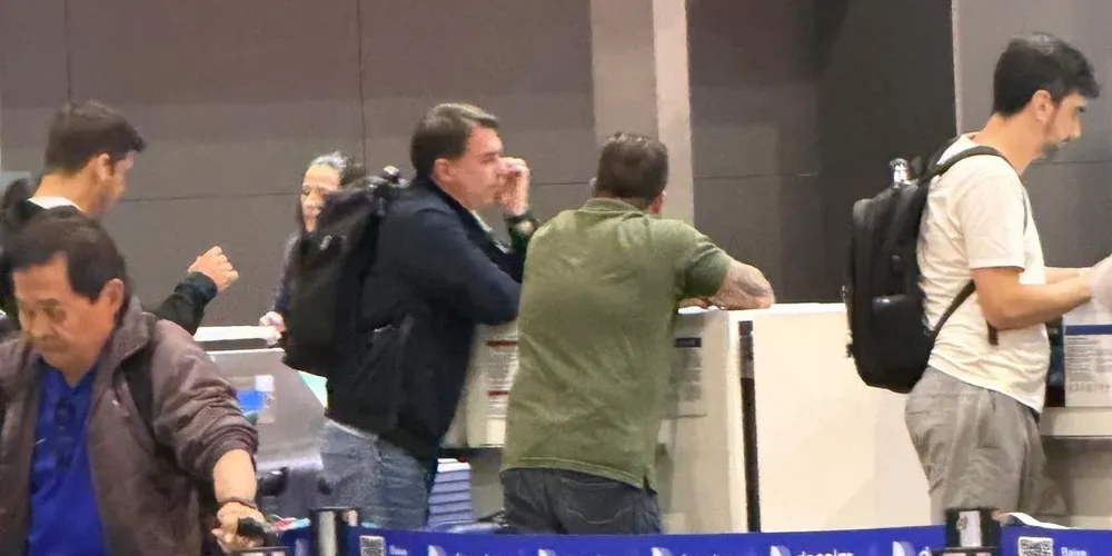 Ele está viajando acompanhado apenas de seguranças.