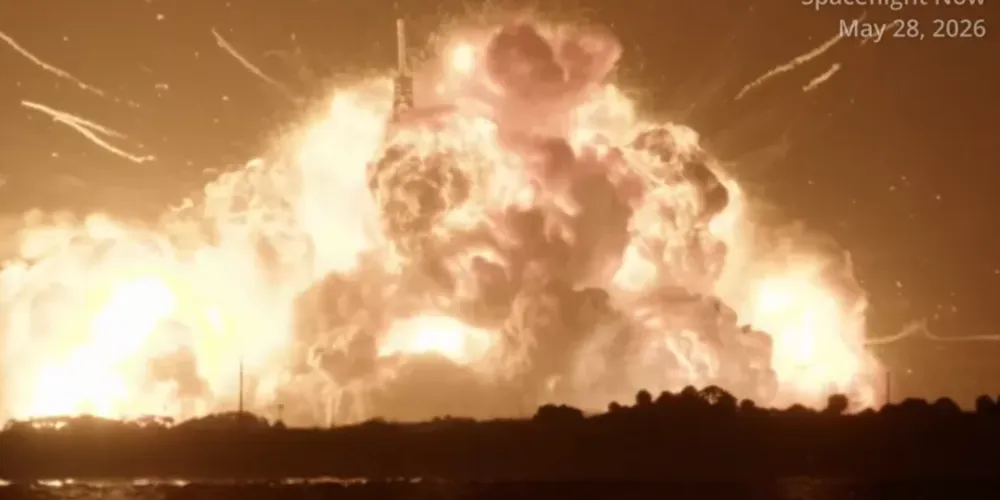 Foguete explode durante testes