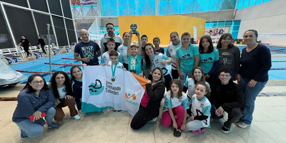 Atletas e torcida da Escola Municipal Raul Pinheiro Machado