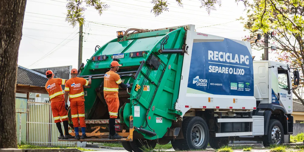 Durante o serviço, os caminhões realizam paradas frequentes e contam com equipes que descem constantemente do veículo