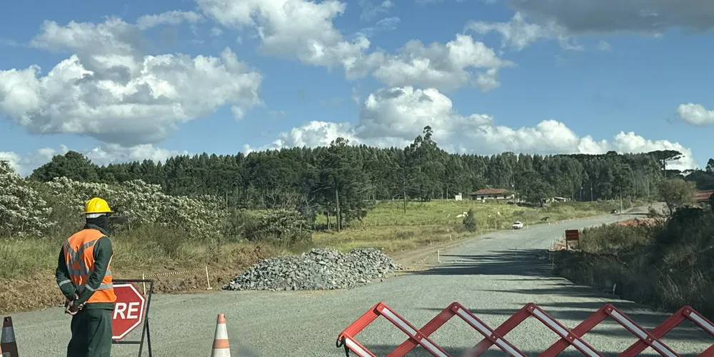 Obra na PR-160, entre Imbaú e Reserva