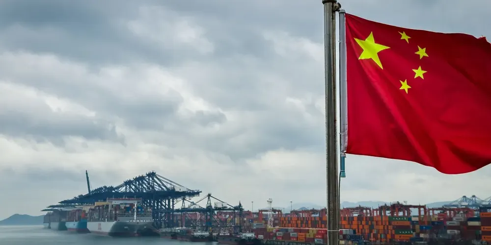 Bandeira chinesa em um porto na cidade de Shenzhen, China