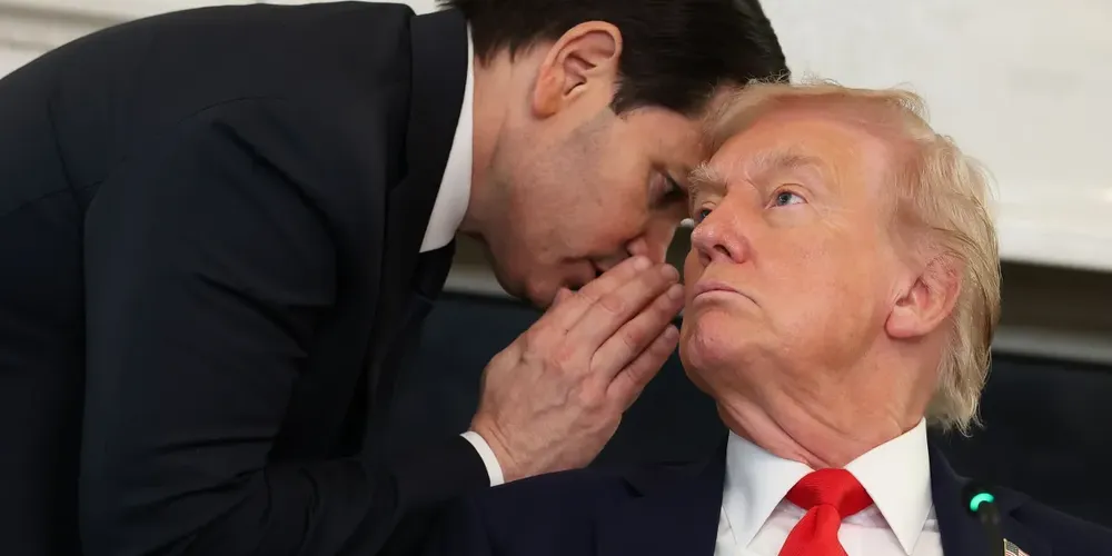O Secretário de Estado dos EUA, Marco Rubio (à esquerda), conversa com o Presidente dos EUA, Donald Trump