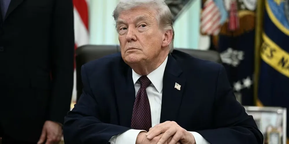 O presidente Donald Trump fala com repórteres no Salão Oval da Casa Branca, em Washington
