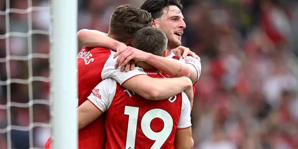 Atletas do Arsenal comemorando gol