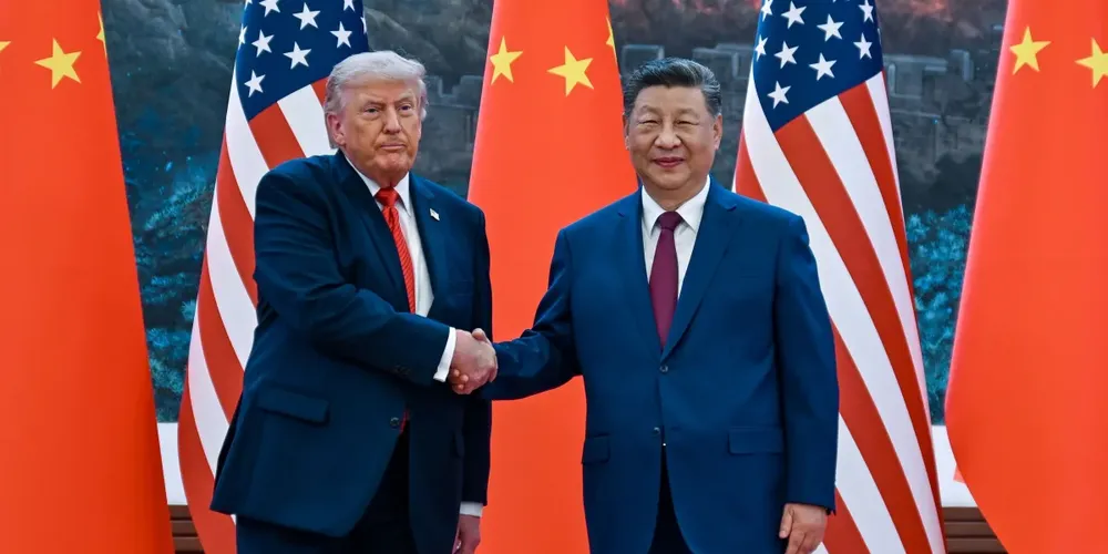O presidente dos EUA, Donald Trump, é recebido pelo presidente chinês, Xi Jinping, no Grande Salão do Povo, em 14 de maio de 2026, em Pequim, China