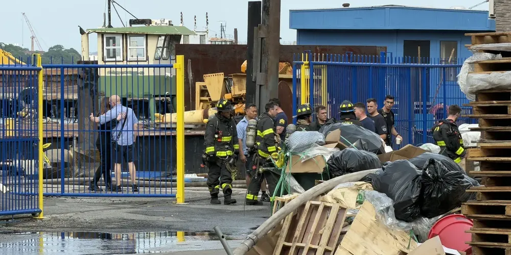 Equipes de emergência no local da explosão e incêndio em Staten Island, Nova York