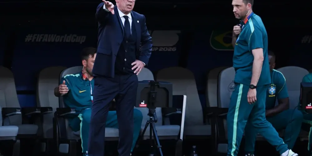 O treinador foi bastante questionado nas redes sociais