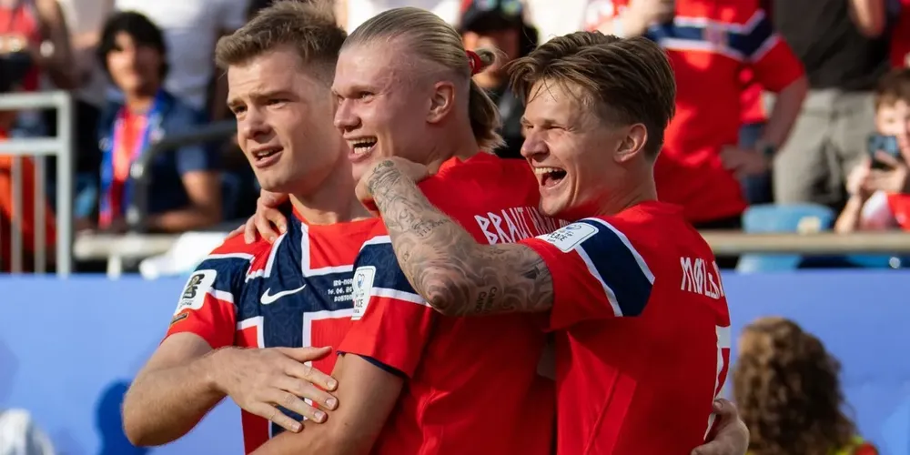 Jogadores da Noruega celebram gol de Haaland contra o Iraque