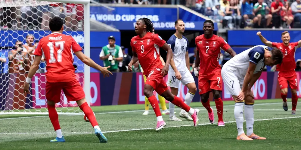 Johan Manzambi marcou dois gols na vitória da Suíça contra a Bósnia pela segunda rodada do Grupo B da Copa do Mundo