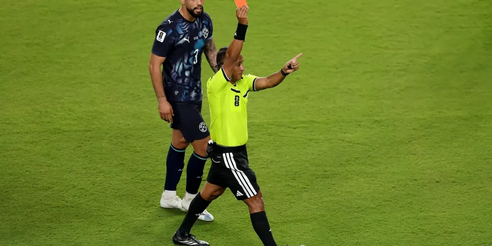 Árbitro Ivan Barton aplica cartão vermelho a Miguel Almirón, do Paraguai, por cobrir a boca ao falar com outro jogador