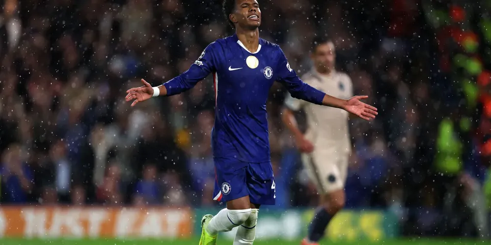 Estêvão comemora gol de pênalti do Chelsea sobre o Ajax