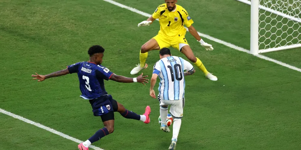 Momento em que Messi marca gol na partida contra Cabo Verde
