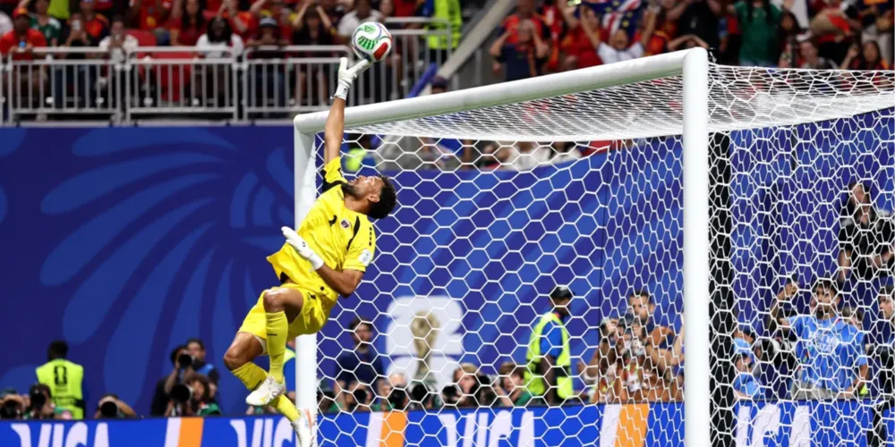 Goleiro Vozinha, de Cabo Verde, em ação contra a Espanha pela Copa do Mundo