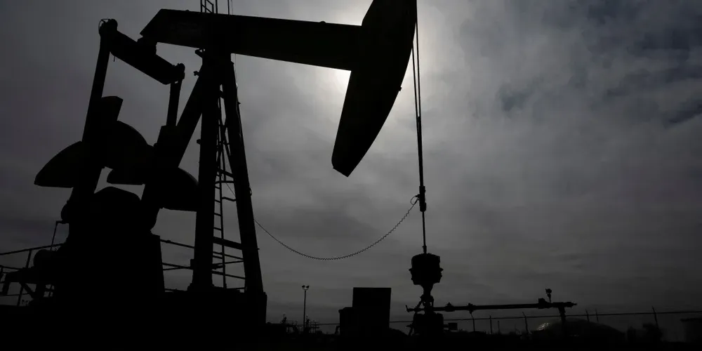 Bomba perto de reserva de petróleo bruto no campo de petróleo da Bacia do Permiano, perto de Midland, Texas, EUA, em 18 de fevereiro de 2025