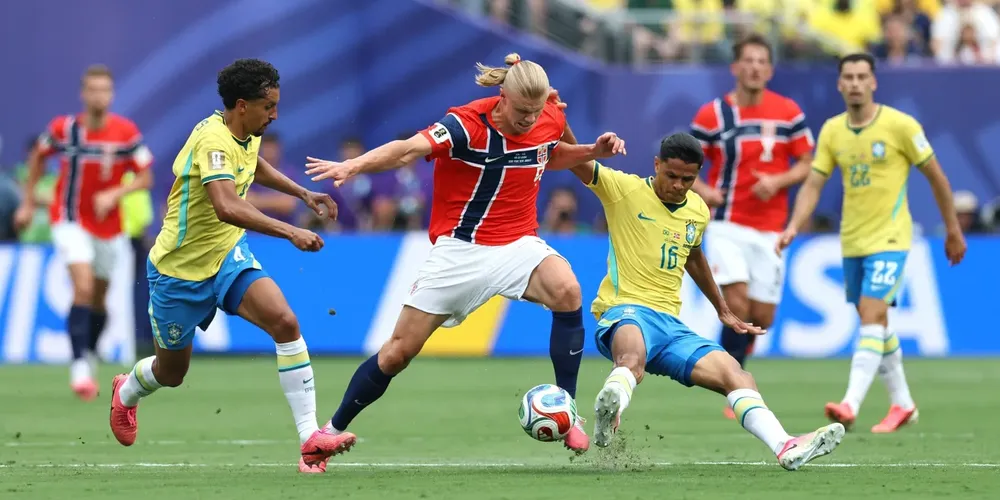 Haaland disputa bola com a defesa brasileira em Brasil x Noruega