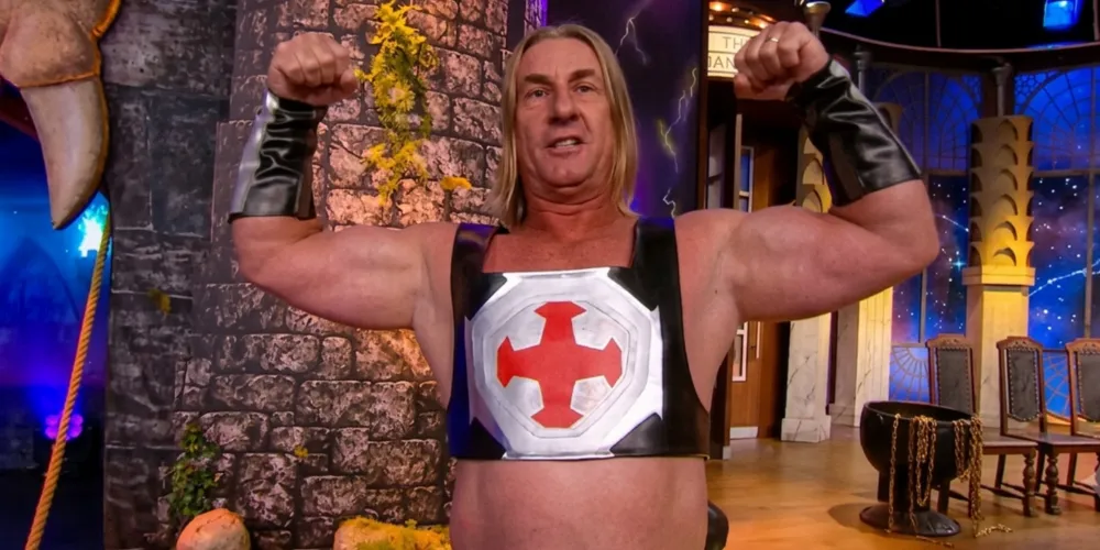 Conhecido como o “He-Man Brasileiro” ou “Gatão de 50”, Evandro produz conteúdo para as redes sociais