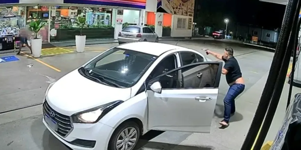Policial militar e um frentista foram baleados de raspão durante a troca de tiros no estabelecimento