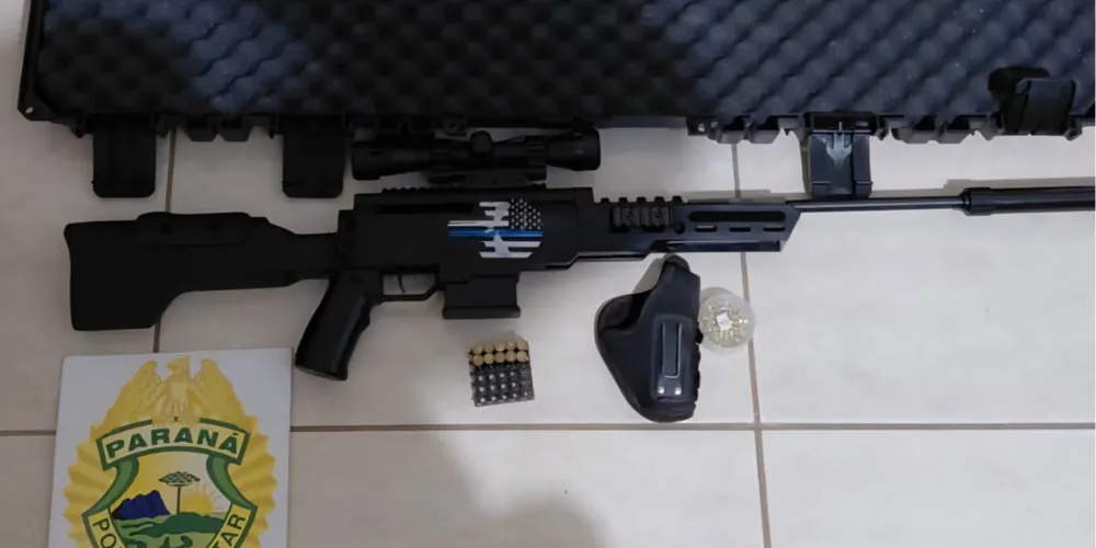 Os policiais localizaram dez munições calibre .38, um coldre velado, uma espingarda de pressão e munições de chumbinho