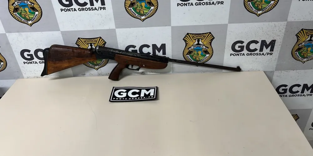 A arma adulterada foi apreendida pela equipe da Guarda Civil Municipal