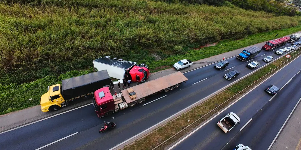 Equipes da Motiva estão no local realizando a remoção do caminhão