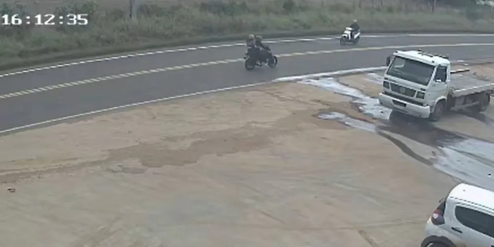 O vídeo obtido pelo jornalismo do Portal aRede mostra os dois indivíduos em alta velocidade logo após cometerem o crime