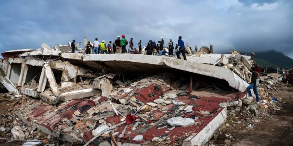Mais de 190 edifícios desabaram e 856 sofreram danos