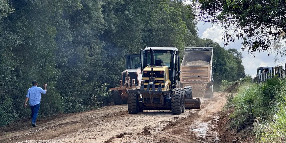 A Prefeitura de Ponta Grossa, por meio da Secretaria Municipal de Agricultura, Pecuária e Abastecimento, realiza o projeto Caminhos do Agro, cujo objetivo é recuperar e melhorar estradas rurais