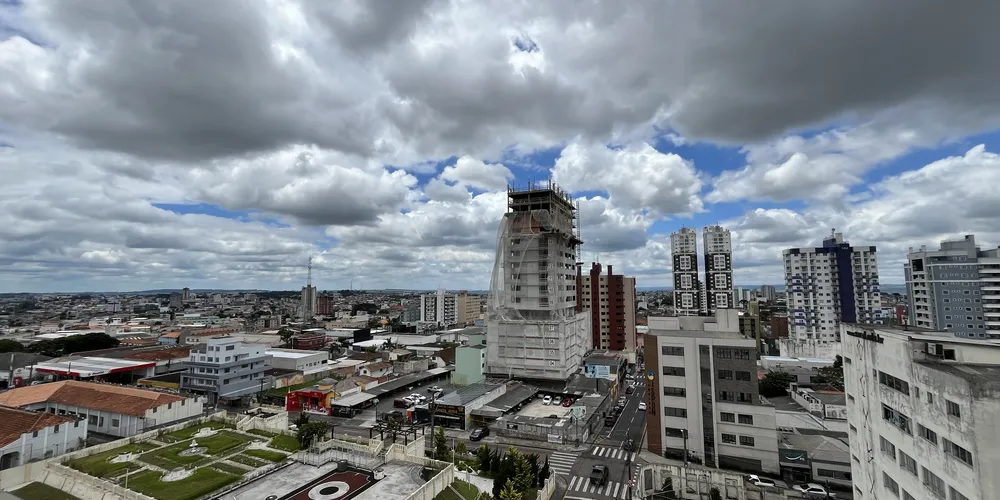 As temperaturas variam entre mínimas de 19°C e máximas de 28°C