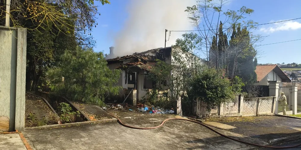 As chamas tomaram a residência abandonada no Jardim Europa