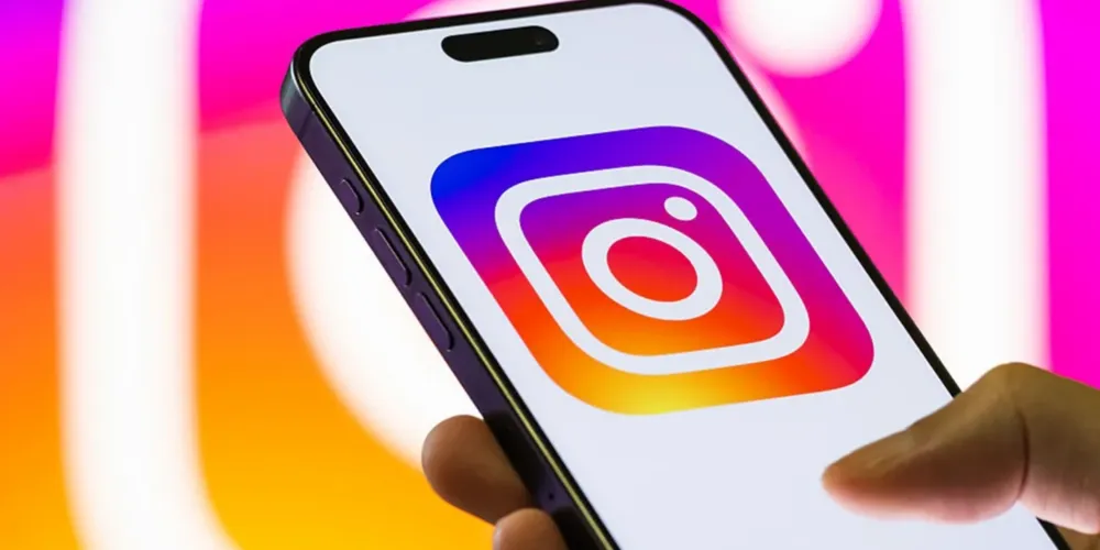 Instagram e Facebook, aplicativos da Meta, passam por instabiliadde no serviço no fim desta terça-feira (23)