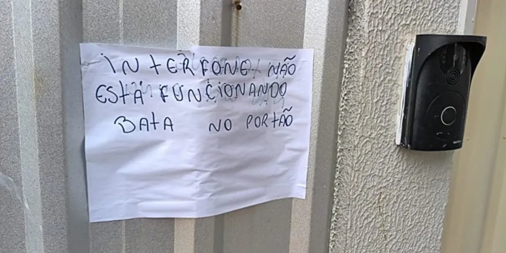 O bilhete de papel fixado no portão do imóvel foi apontado pela Delegacia de Homicídios como o pivô do desentendimento inicial
