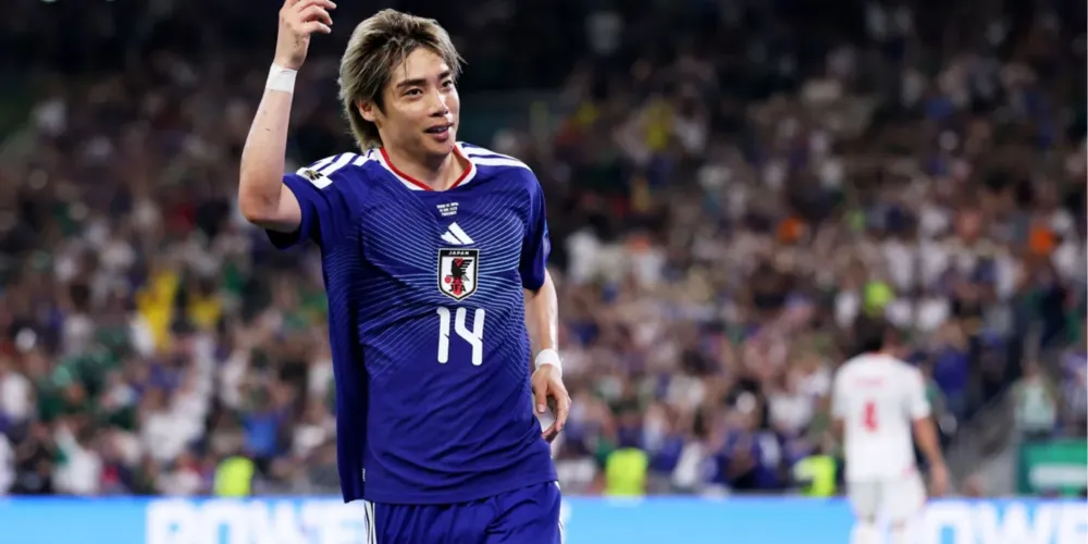 Junya Ito, do Japão, celebrando o gol marcado diante da Tunísia