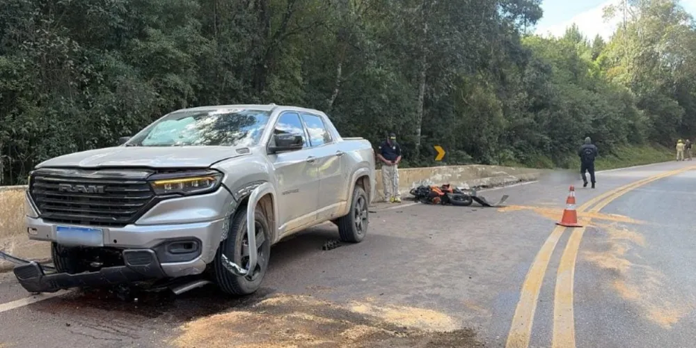 Jovem que morreu bateu de frente com caminhonete em curva da Estrada da Ribeira