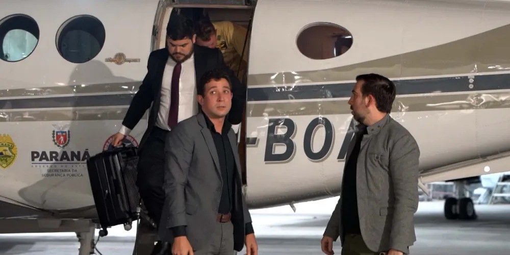 A aeronave pousou no Aeroporto do Bacacheri por volta das 22 horas