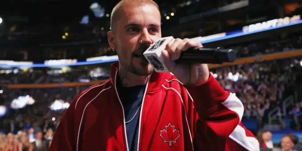 Justin Bieber durante apresentação no draft da NHL