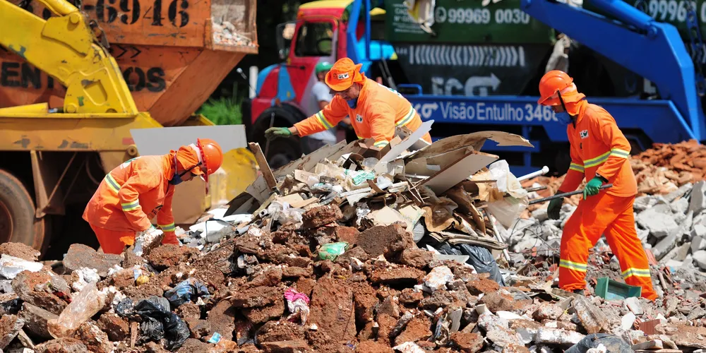 A Lei estabelece que 60% dos materiais utilizados em camadas de base, sub-base e compactação de solo em ruas e estradas (urbanas e rurais) deverão ser agregados reciclados
