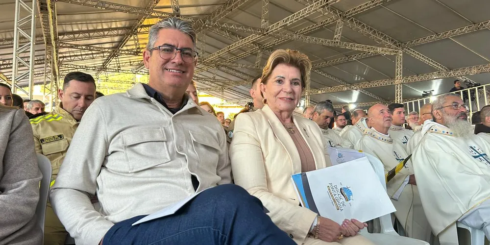 O presidente da Câmara Municipal, vereador Julio Küller (PL) e a prefeita de Ponta Grossa, Elizabeth Schmidt (União Brasil).