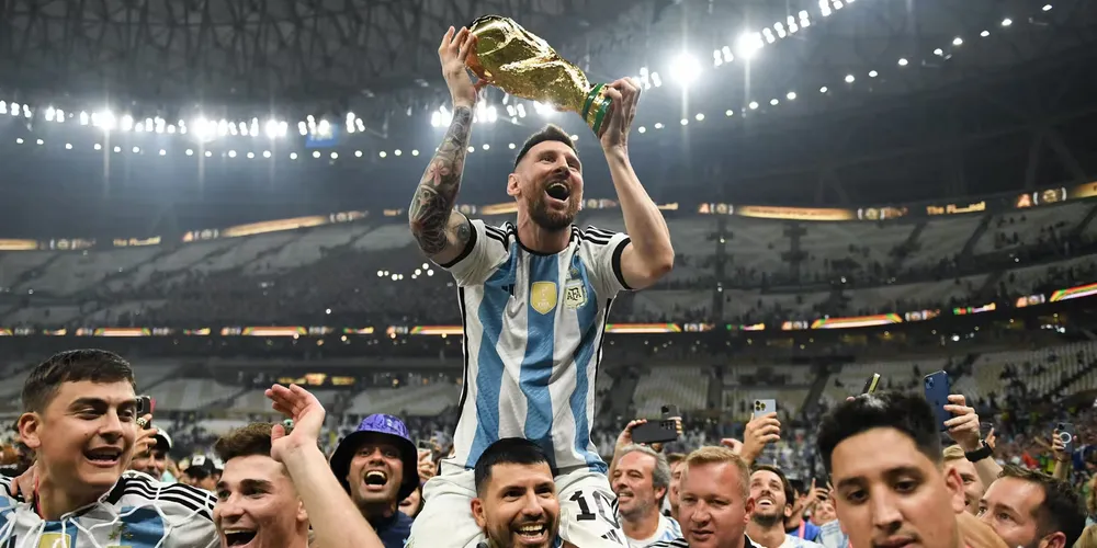 Lionel Messi segura o troféu da Copa do Mundo