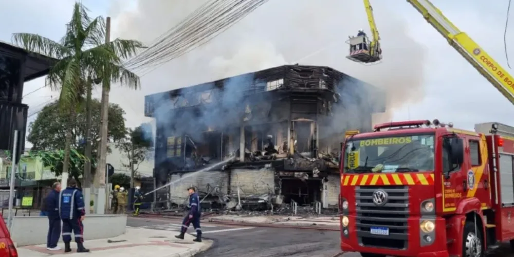 Loja de roupas localizada no bairro Xaxim, em Curitiba, foi completamente destruída pelo incêndio