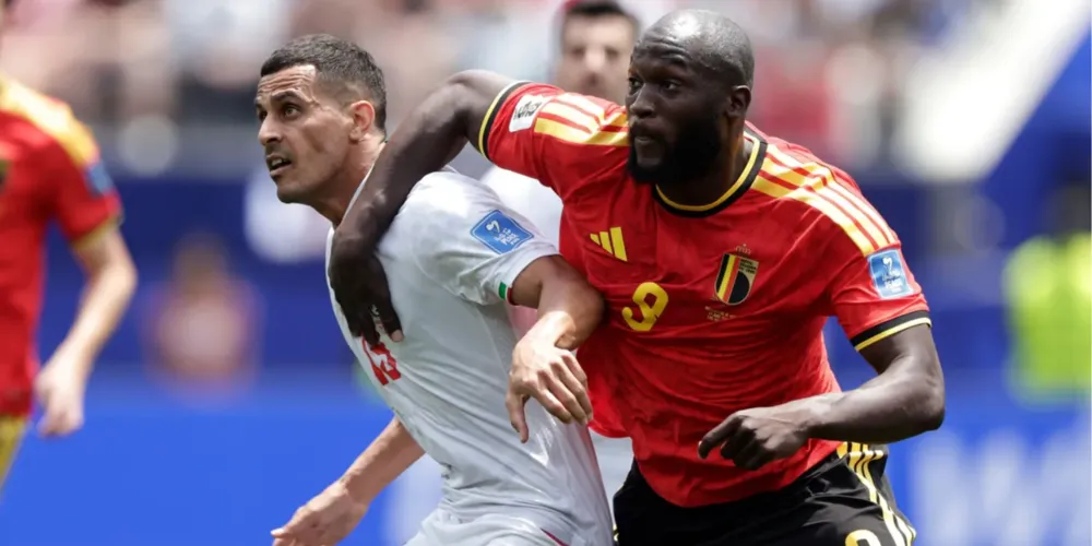 Lukaku em ação contra Nemati em Bélgica x Irã