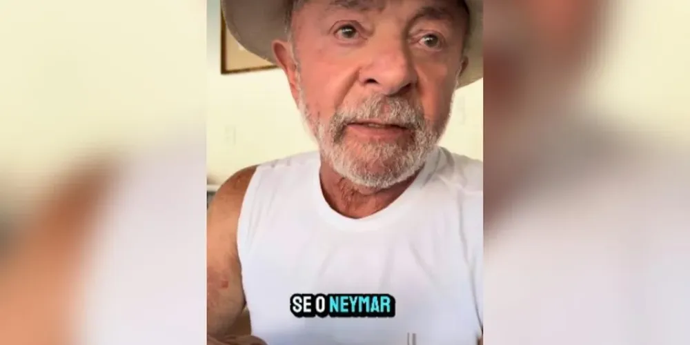 Na publicação, o chefe do Executivo aparece colando figurinhas no álbum da Copa do Mundo