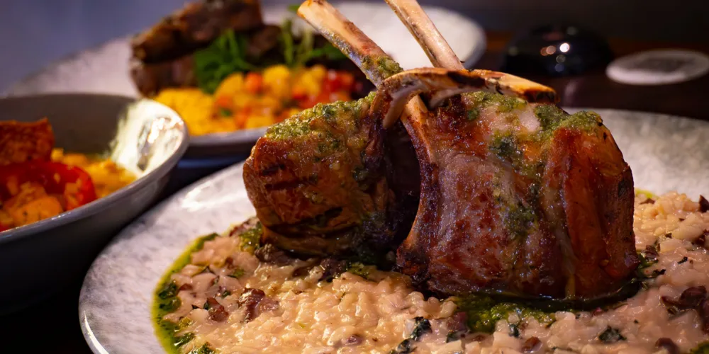 Para o prato principal, os casais poderão escolher entre três opções: moqueca de salmão, risoto de hortelã com cordeiro ou o churrasco coreano