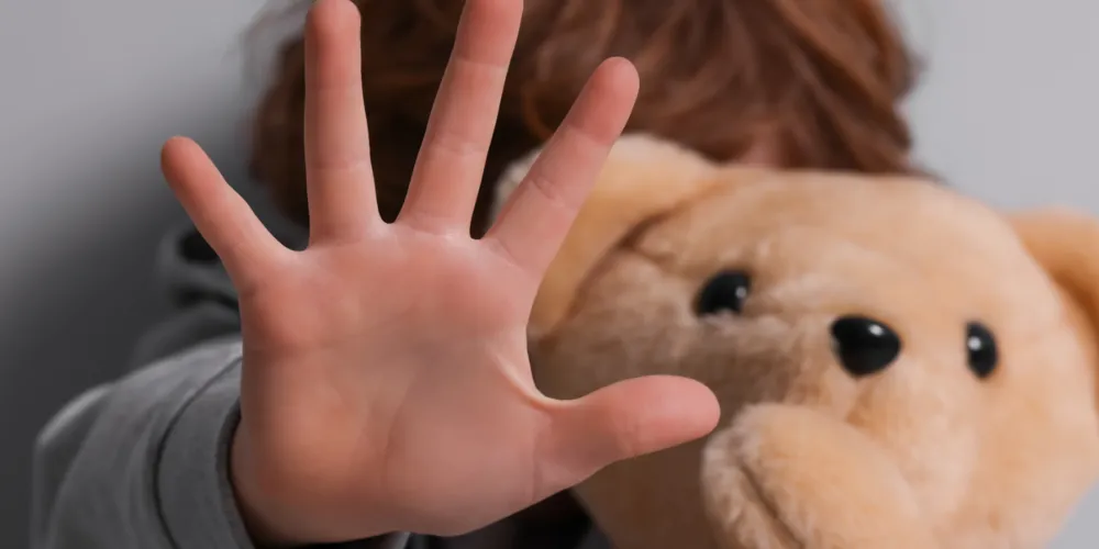 A especialista orienta que pais e responsáveis ensinem regras simples aos filhos, como dizer não diante de situações desconfortáveis, gritar, fugir e contar para um adulto de confiança