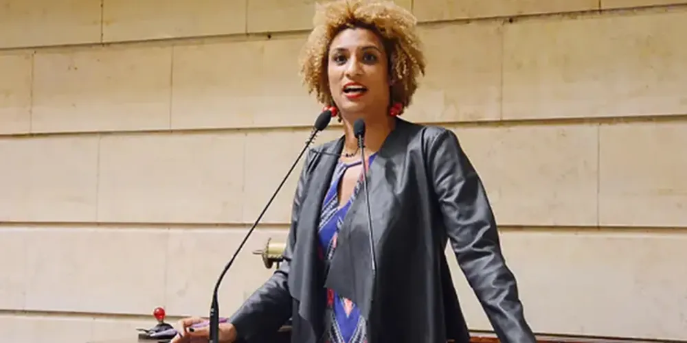 Em 14 de março de 2018, Marielle Franco deixava um evento político no centro do Rio de Janeiro quando o carro em que estava foi atingido por disparos de arma de fogo