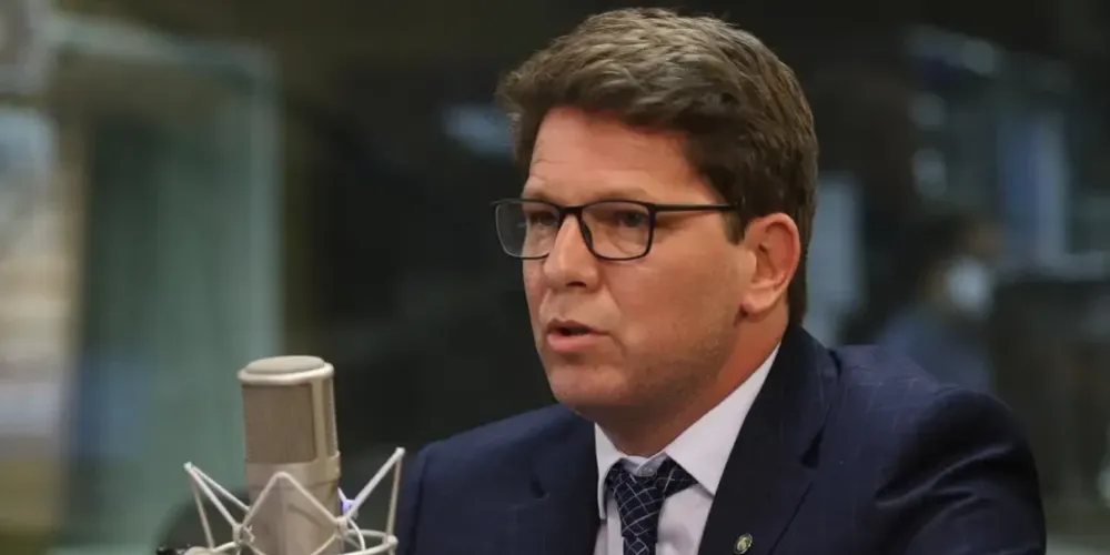 A declaração ocorre após o ministro cobrar explicações formais da Câmara dos Deputados sobre a ausência do parlamentar no país