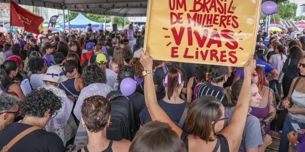 A solicitação pode ser feita pelo site ou aplicativo Meu INSS ou pelo telefone 135